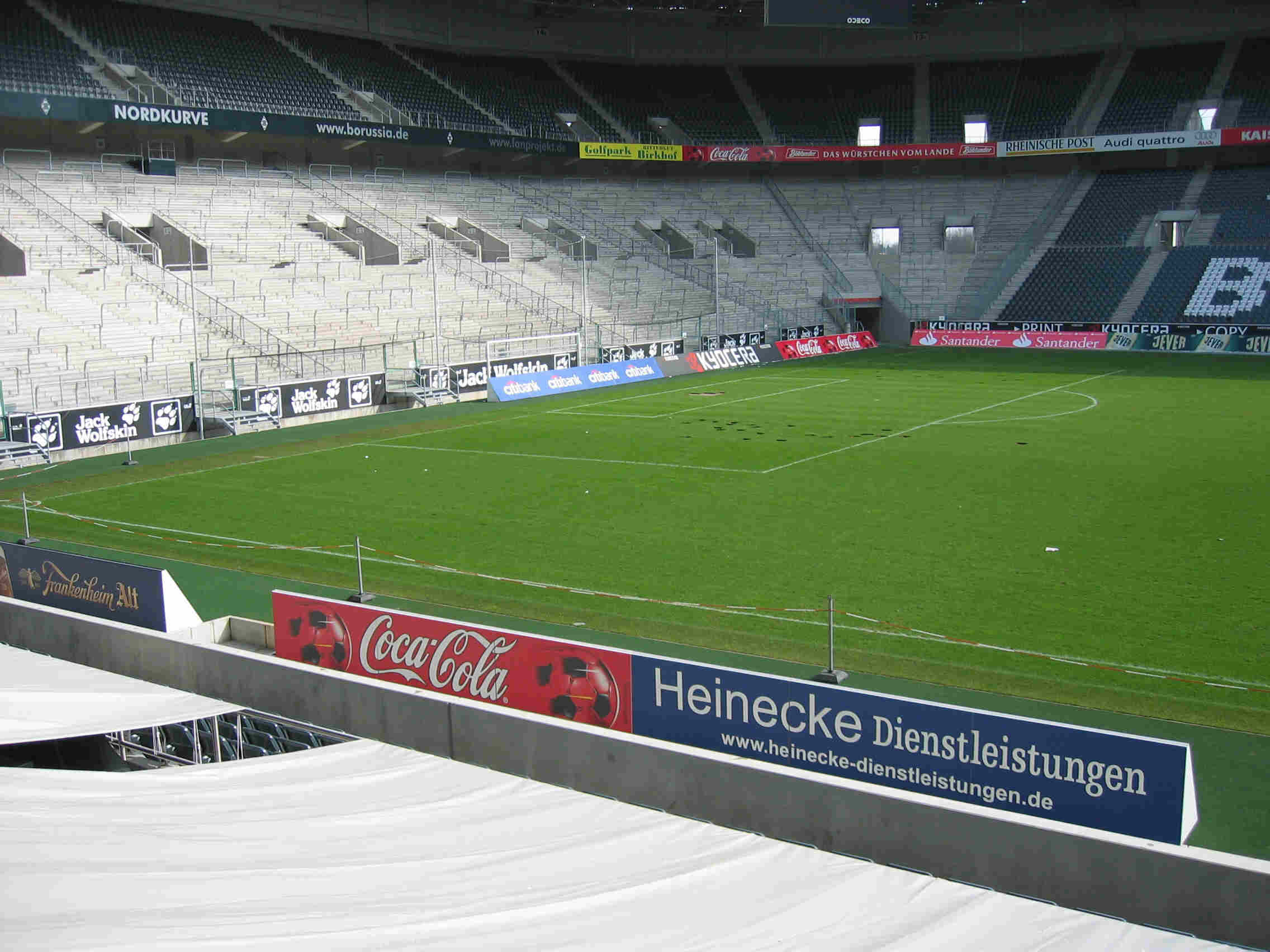 028-stadioninnenraum.jpg