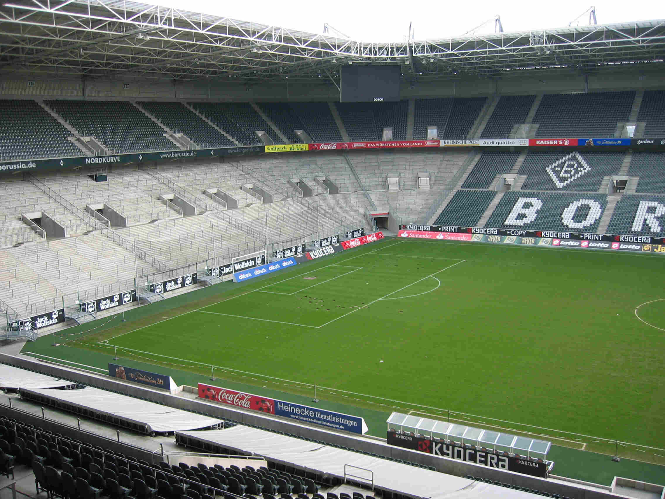 030-stadioninnenraum.jpg