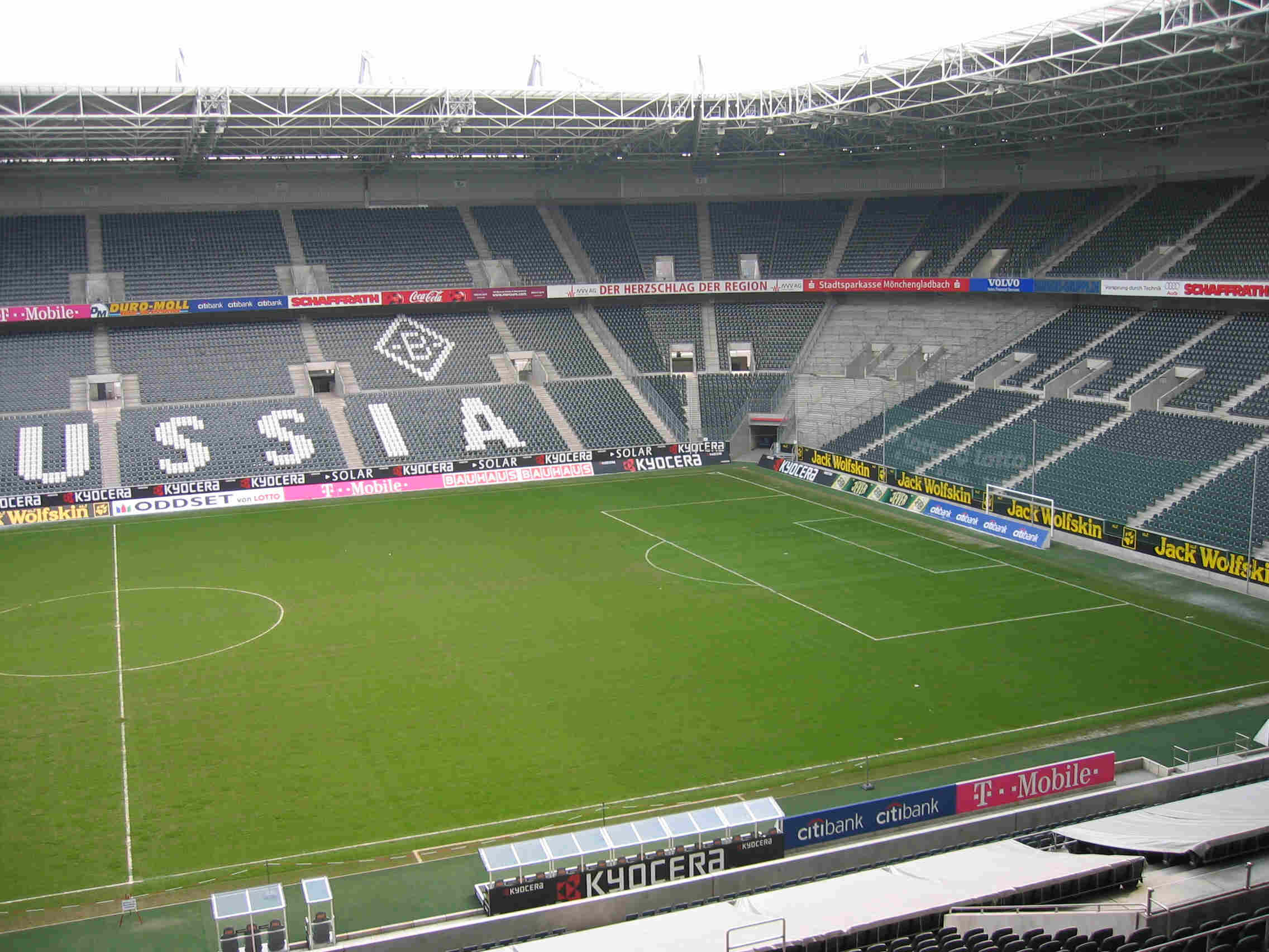 031-stadioninnenraum.jpg