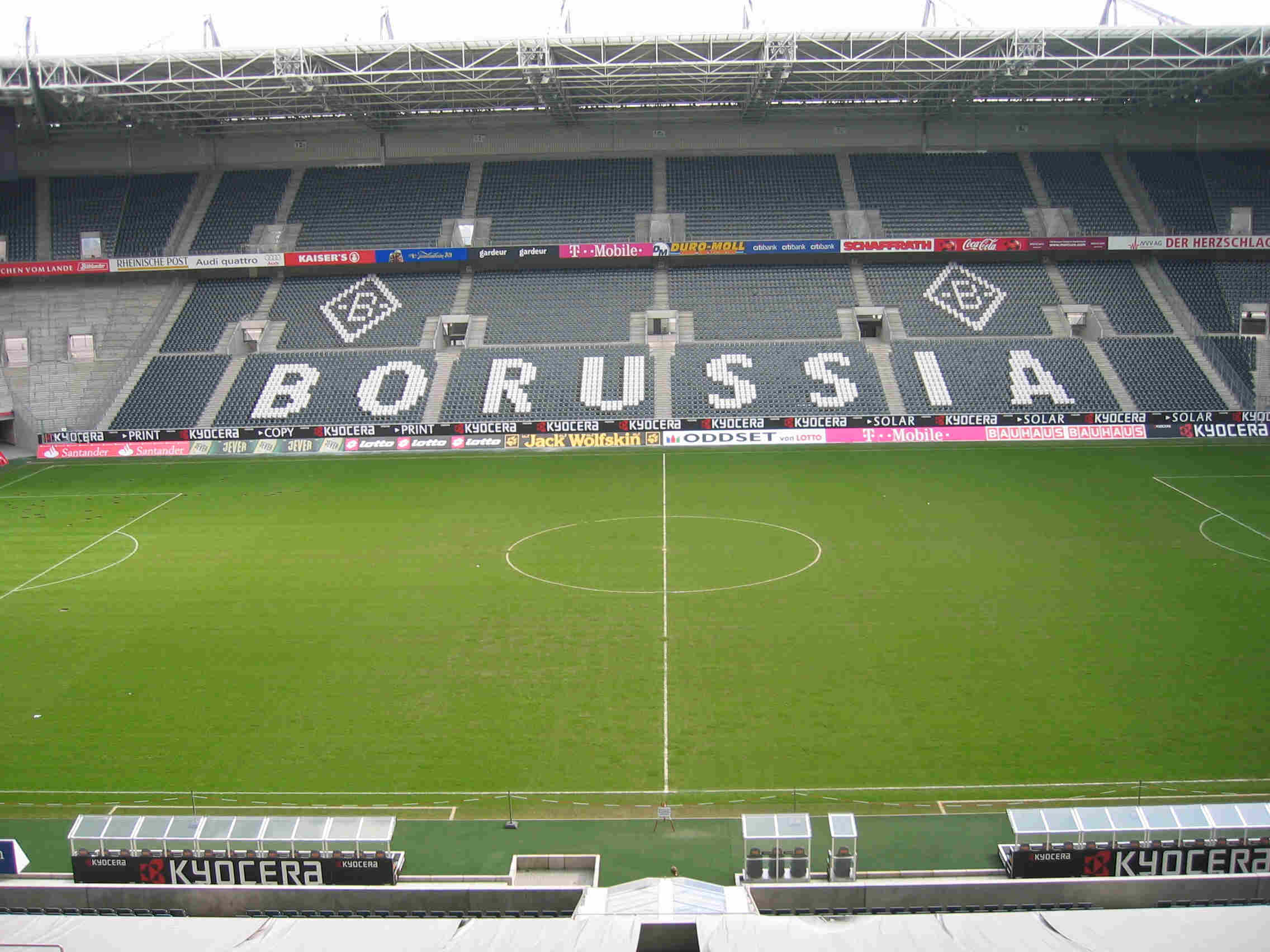 032-stadioninnenraum.jpg